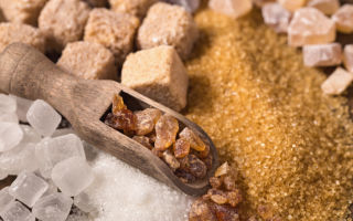 Чем отличается коричневый сахар от белого